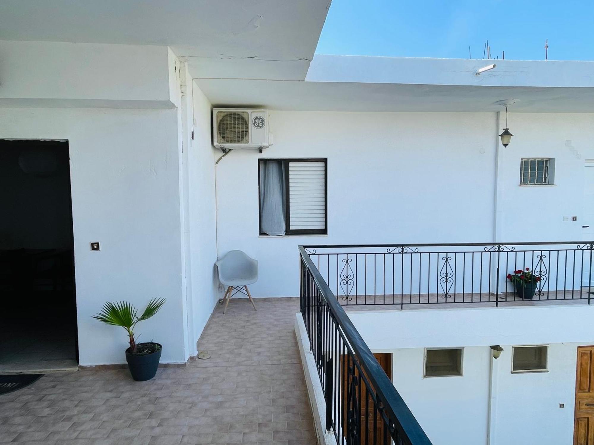 Apartment V *